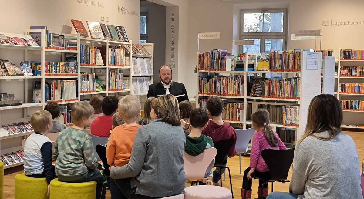Weihnachtliche Vorlesestunde in der Stadtbibliothek Eschenbach: ein zauberhaftes Erlebnis