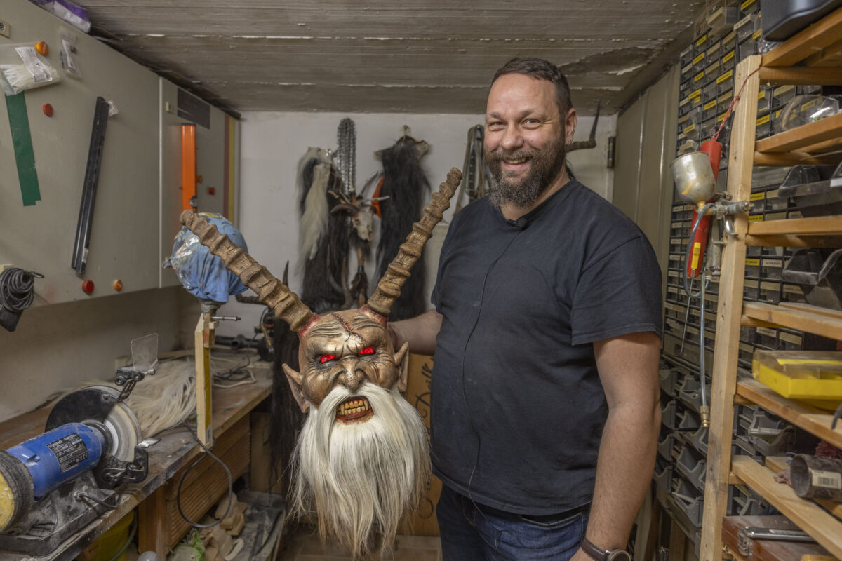 Seine Teufelsmasken sind zum Gruseln schön