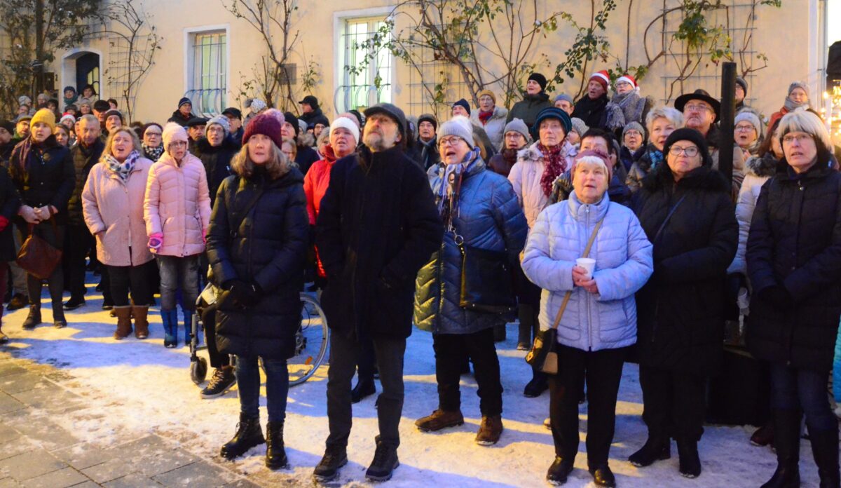 300 Sängerinnen und Sänger singen vor der Michaelskirche Weihnachtslieder