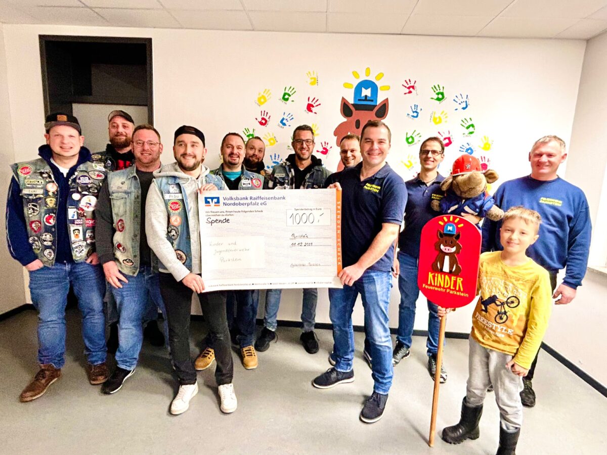 Großzügige Spende vom Mofaverein an Parksteiner Feuerwehrnachwuchs