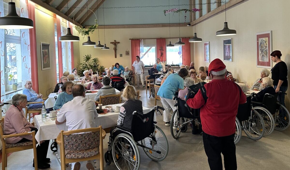 Frohe Nikolausfeier im BRK-Seniorenheim Hammergmünd