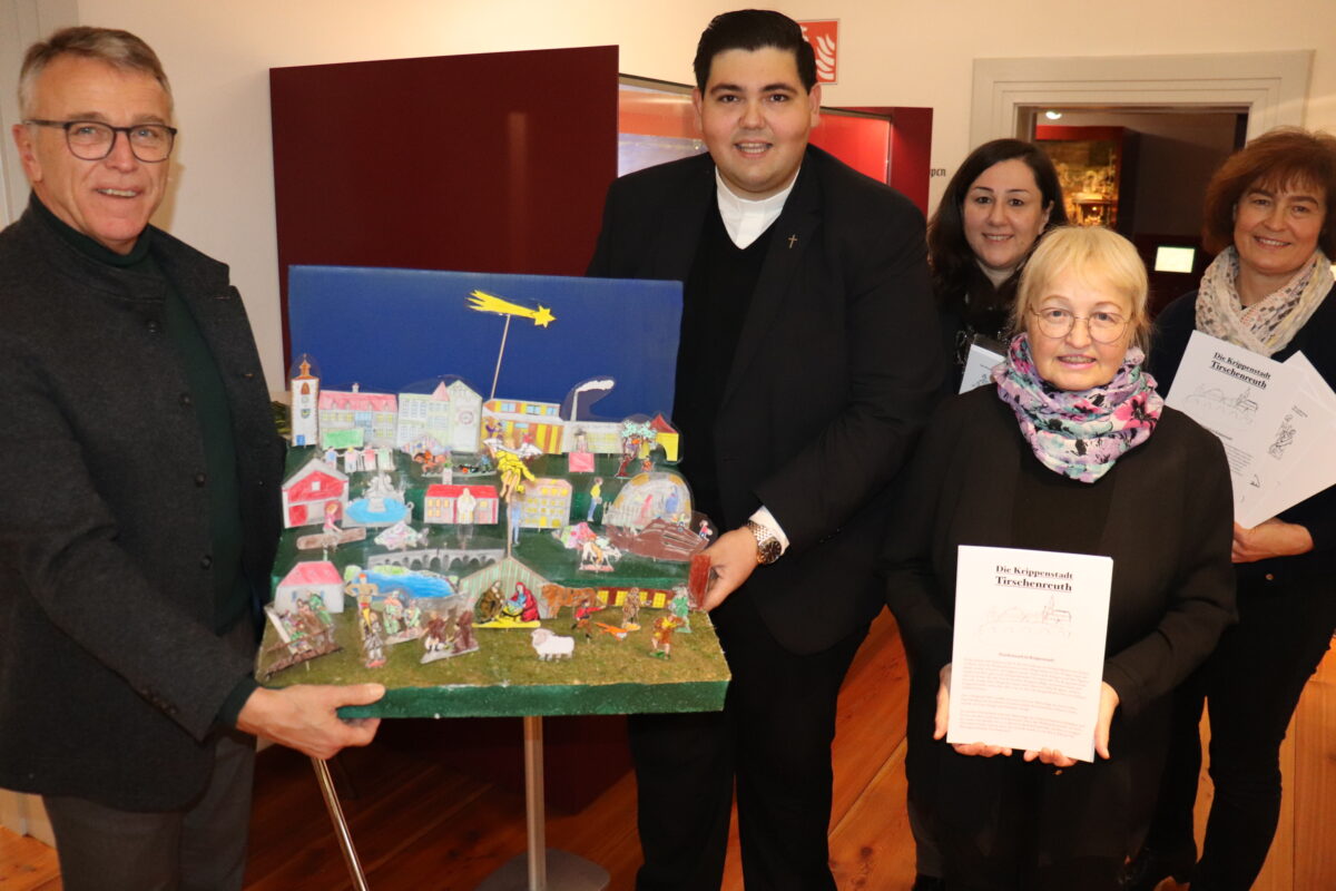 Handgemachte Papierkrippe bereichert Ausstellung in Tirschenreuth