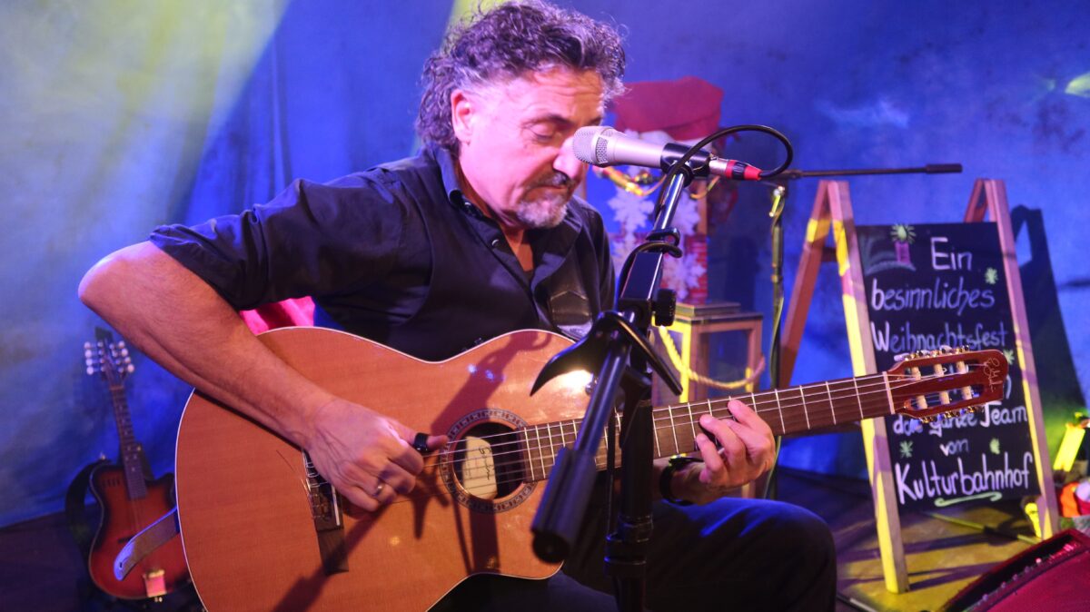 Ein Weihnachtsgeschenk im Parapluie: Richie Necker auf der „Live Stage“