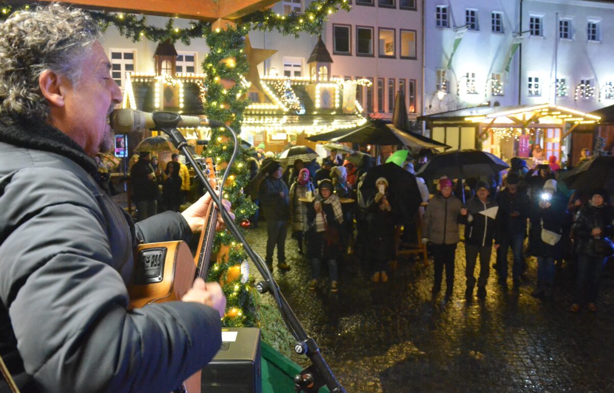Christkindlmarkt Weiden: Richie Necker spielt trotz Sturmtief „Zoltan“
