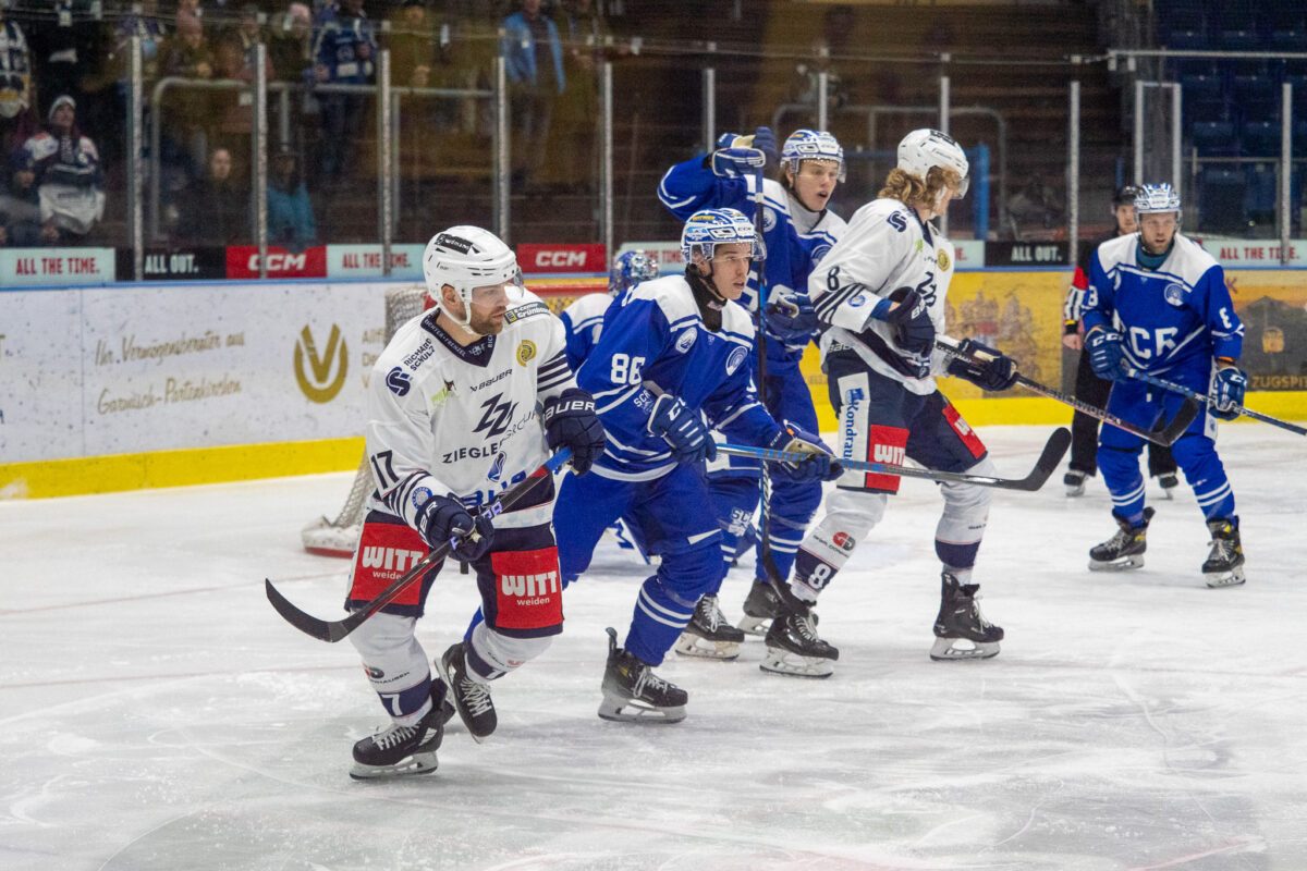 Blue Devils Weiden: Gegen Riessersee ging es richtig zur Sache