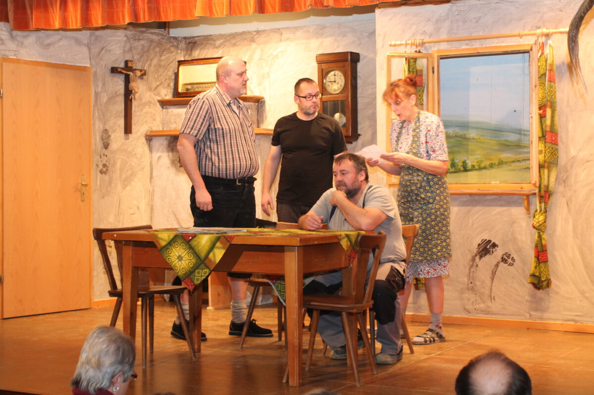 Theatergruppe begeistert mit „…denn sie wüssten gern, was sie tun“
