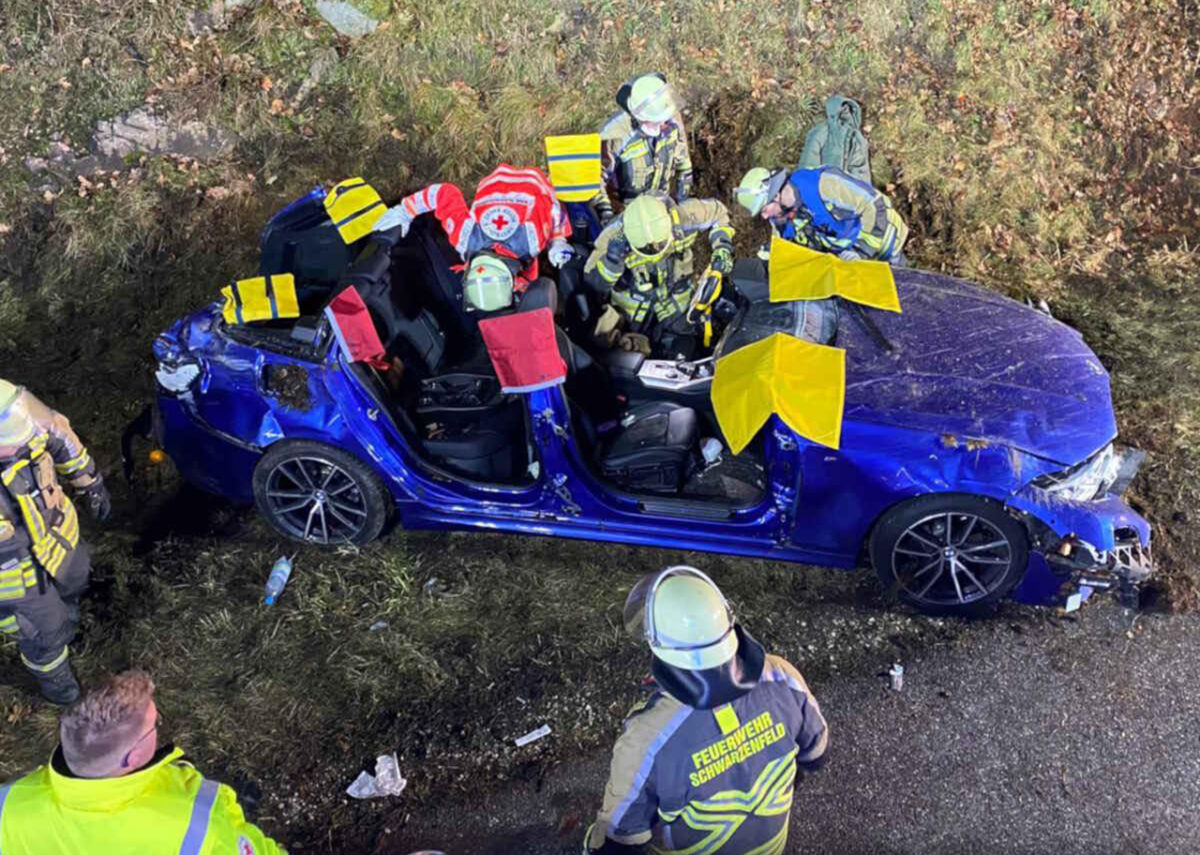 Fahrer weicht Fuchs aus: Familie mit Baby auf A93 bei Wölsendorf eingeklemmt