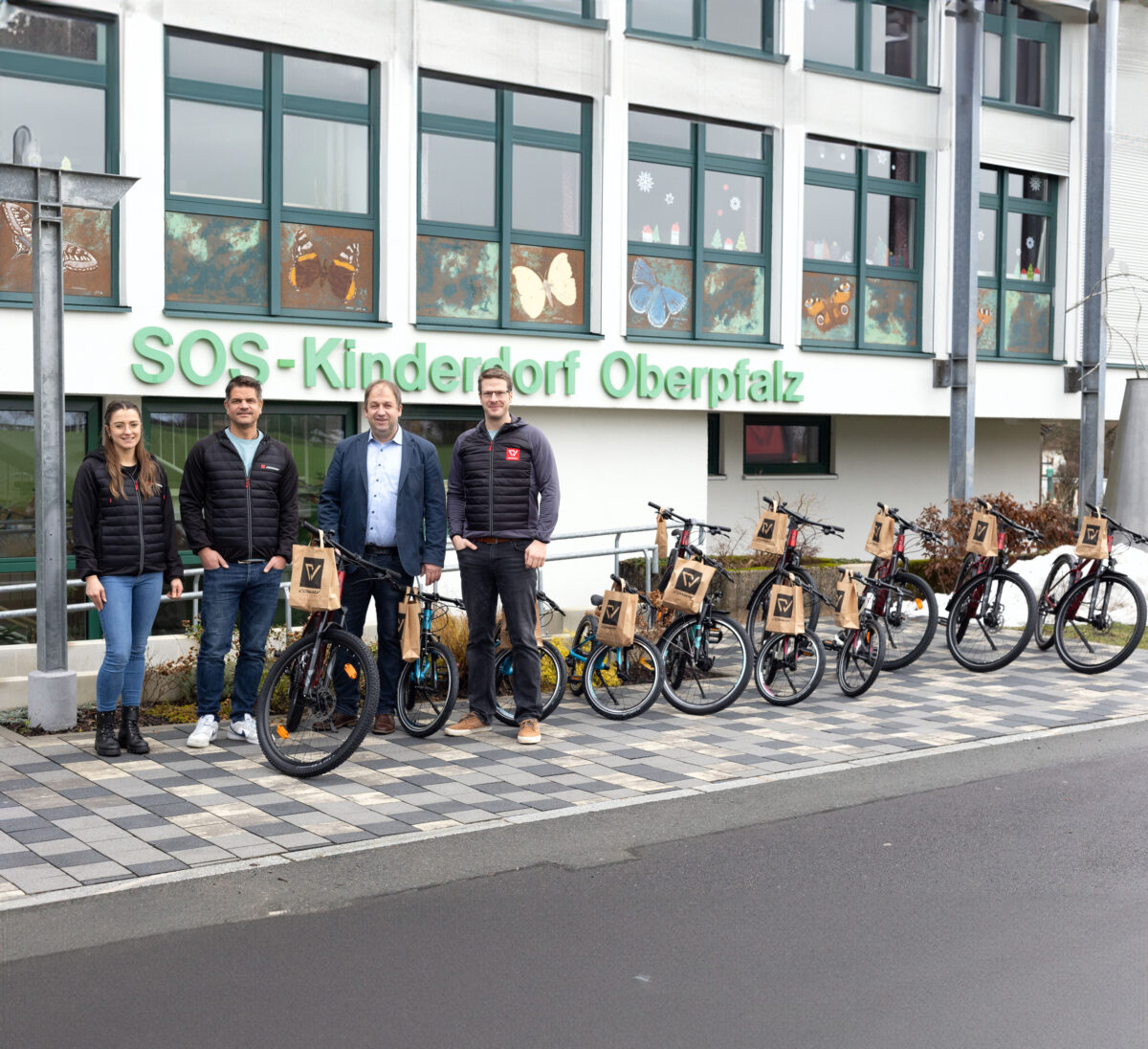 Weihnachtsfreude: CONWAY spendert zwölf Fahrräder an SOS Kinderdorf
