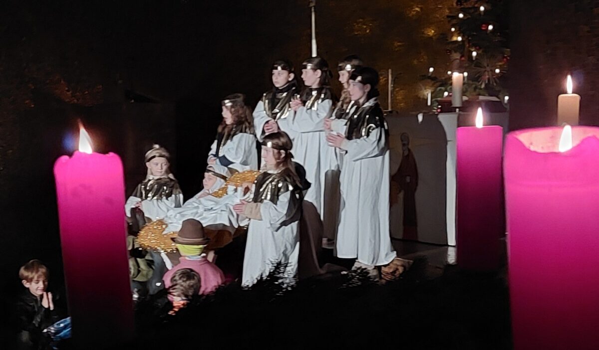 Kinder bereiten Kirchenbesucher mit Krippenspiel auf die Heilige Nacht vor