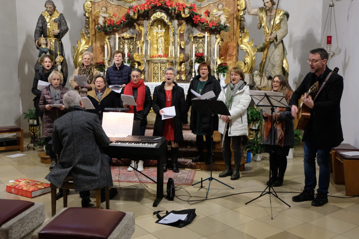 Lobpreisteam erfreut mit geistlichen Liedern in Flosser St. Johannes Pfarrkirche