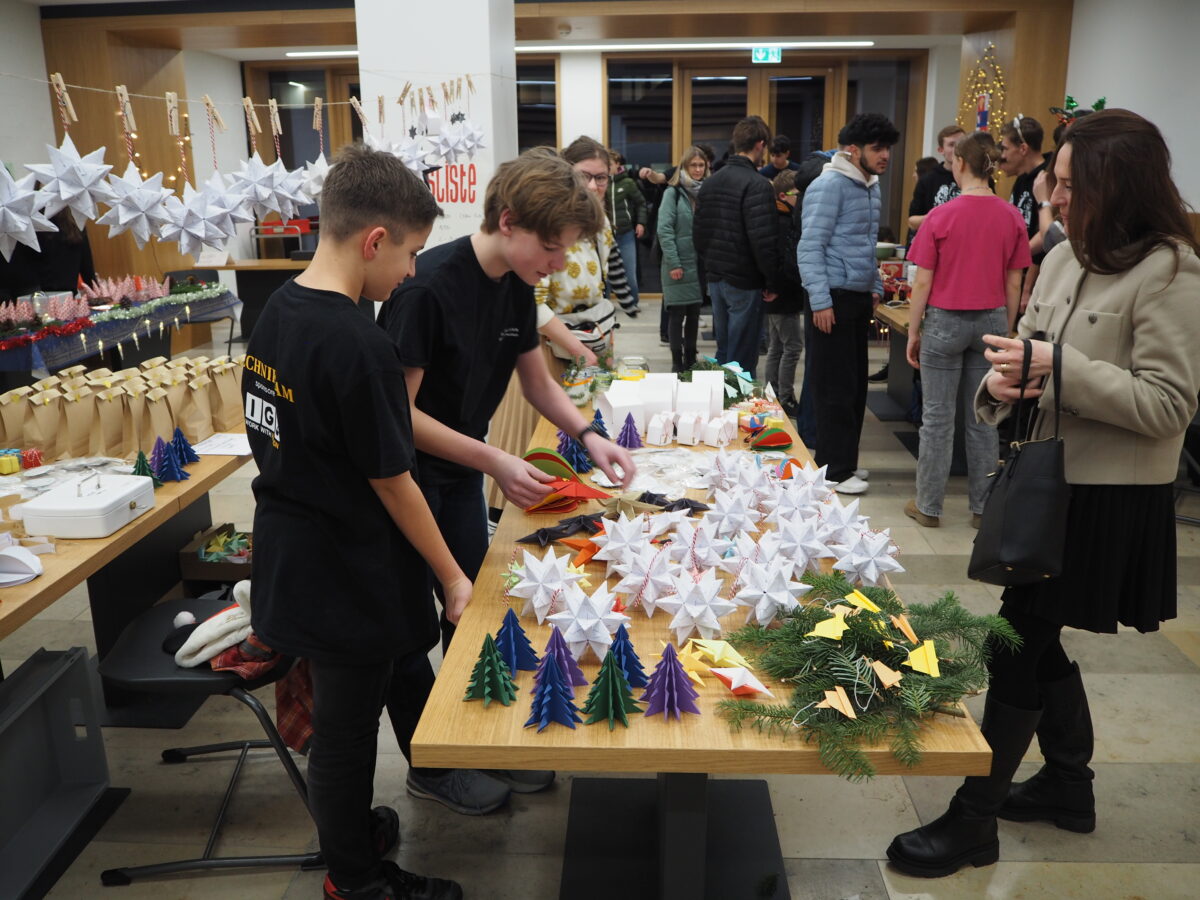 Weihnachtsbasar im Gymnasium Neustadt begeistert Besucher