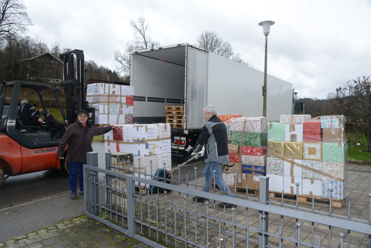 Abholung der Pleysteiner Weihnachtspakete durch die Johanniter-Weihnachtstrucker