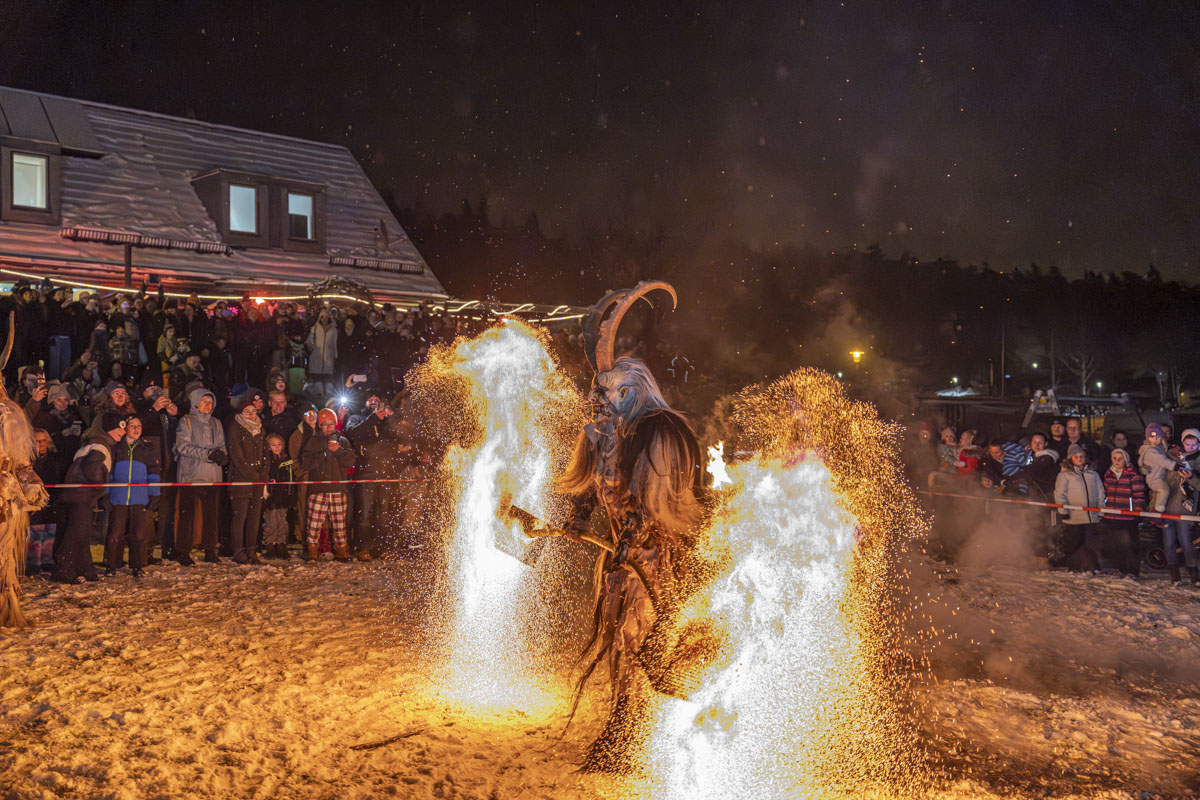 Ein atemberaubender Auftritt der Stoapfalz Deifl’n beim Wintermarkt am Hexenhäusl