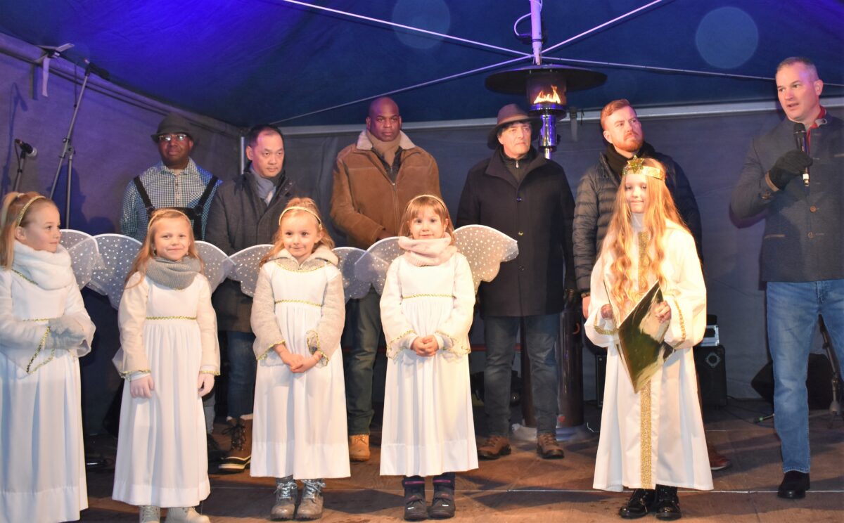 Weihnachtsmusik und Glühwein wärmen die Besucher beim Grafenwöhrer Adventsmarkt