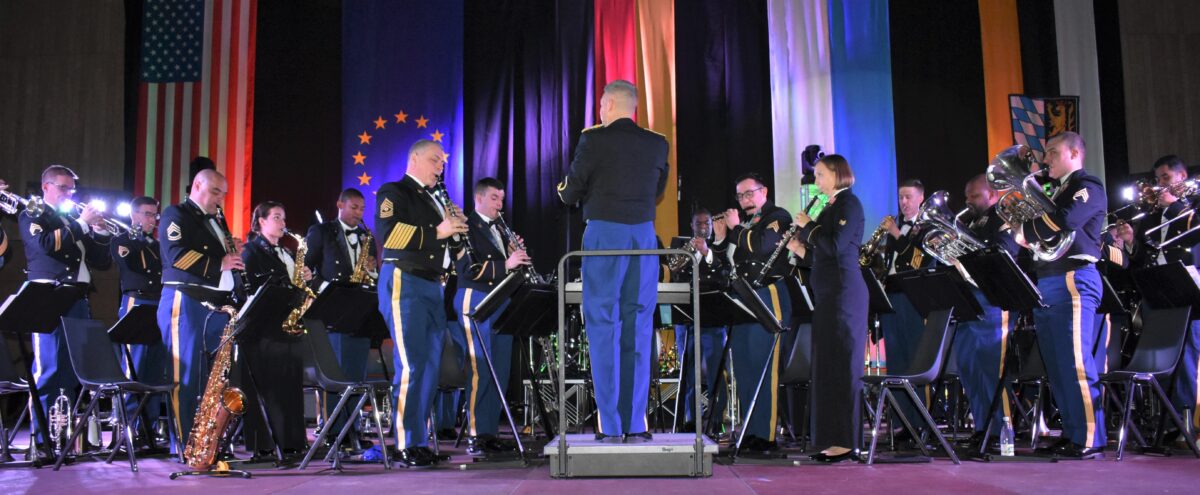 Wunderbare musikalische Weihnachtsfreude mit dem USAREUR-Konzert