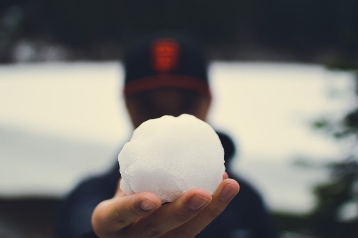 Schneeballwurf führt zu Anzeige