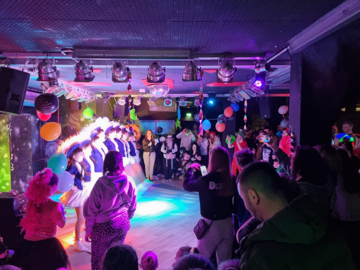 Faschingsfeier mit ausgelassener Stimmung im Jugendzentrum Weiden