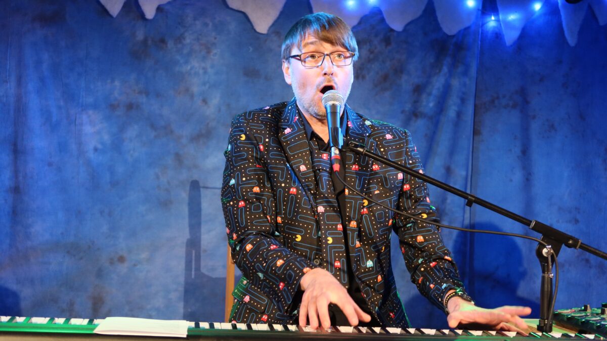Andy Sauerwein zappelt durchs „Kulturbahnhof“-Programm