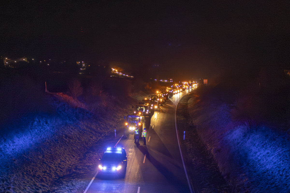 Massiver Protest gegen die Regierung: Demonstrationszug mit 500 Fahrzeugen