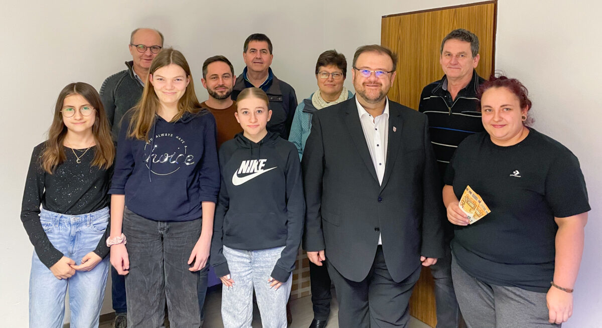 CSU-Gemeinderatsfraktion besucht kommunalen Jugendtreff in Kastl