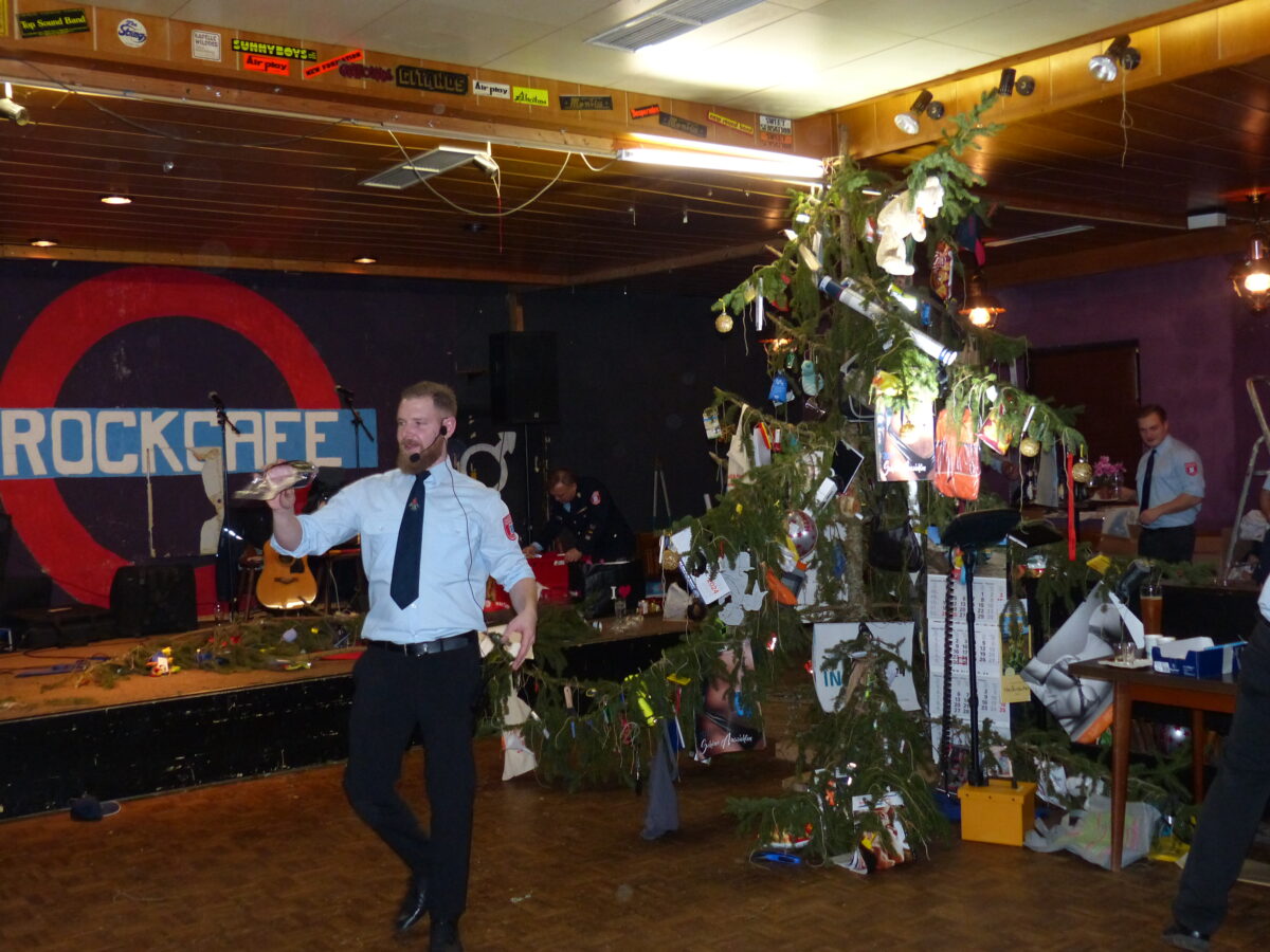 Feuerwehr Neudorf: Meisterleistung bei Christbaumversteigerung
