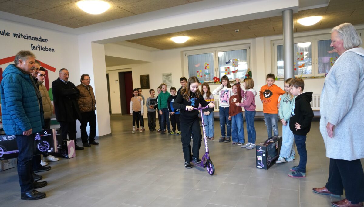 Spontane Rollerfahrt in der Aula: Verkehrswacht Vohenstrauß sorgt bei Schülern für Begeisterung