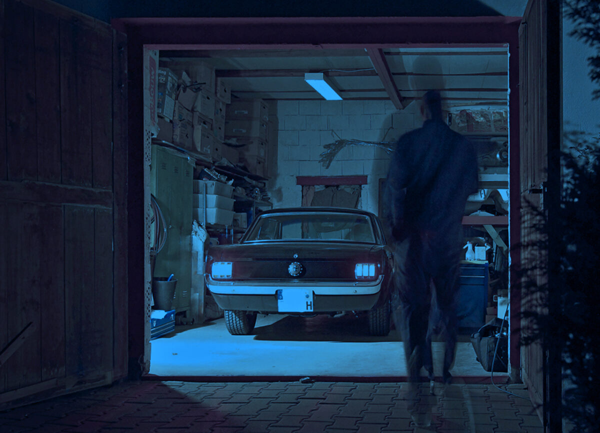 Abgasschwaden in der Garage: Nach Ehestreit fast im Ford Mustang erstickt