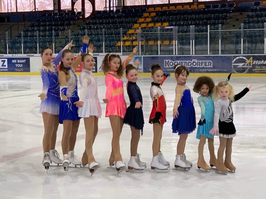 Junge Eiskunstläuferinnen des 1. EV Weiden glänzen beim Mindel-Pokal