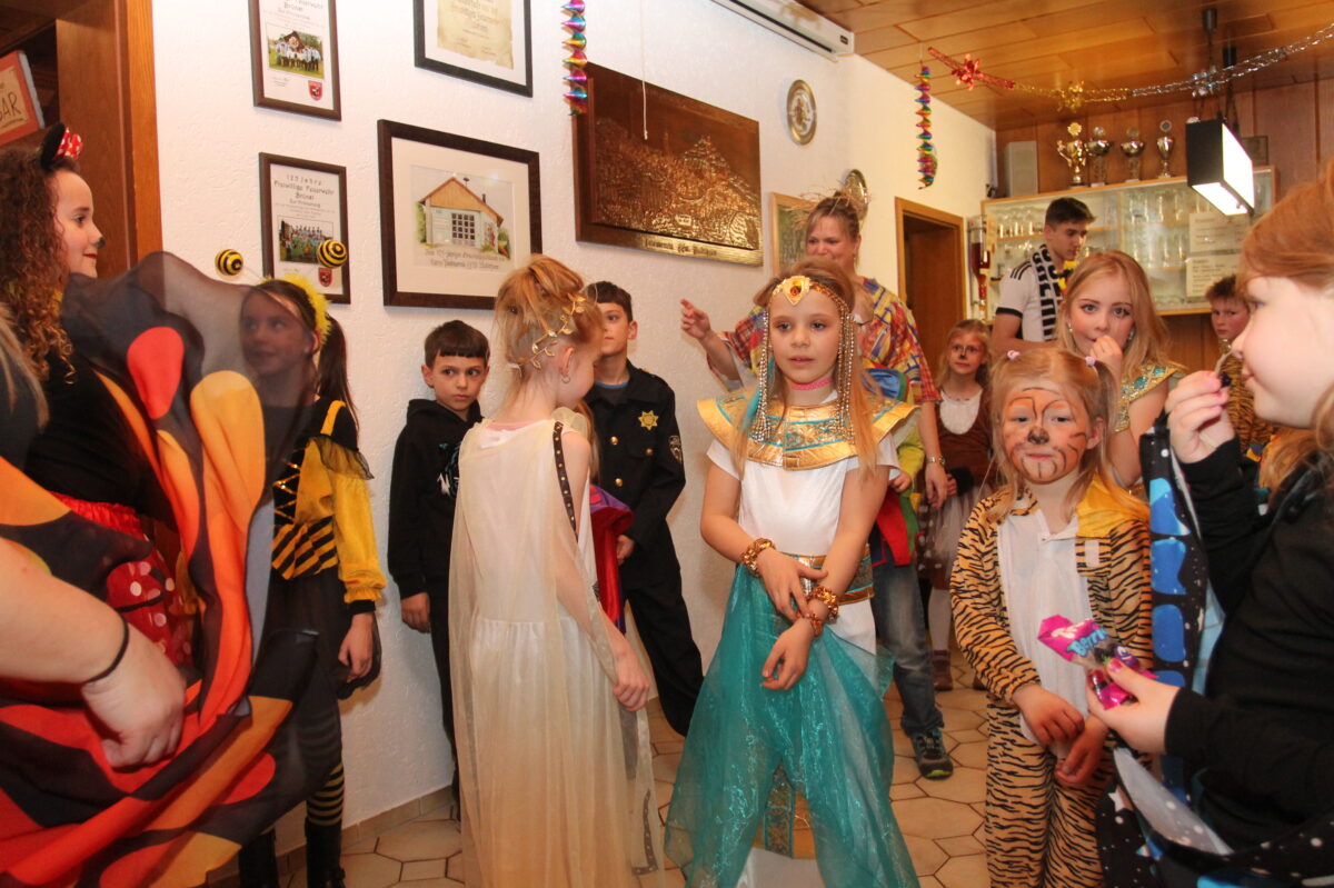 Buntes Treiben bei der Faschingsparty in Waldkirch