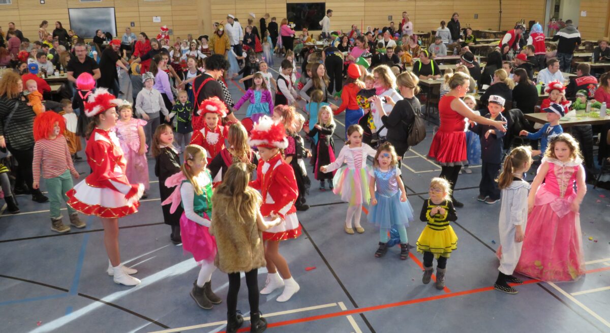 Hunderte Kinder feiern Fasching