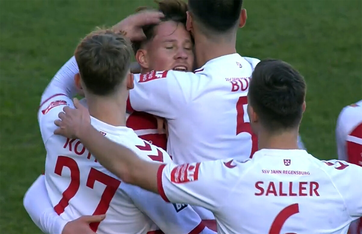 [Aktualisiert] Jahn in Liga 3: Giftiger SSV holt sich gegen Bielefeld in Unterzahl Platz 1 zurück