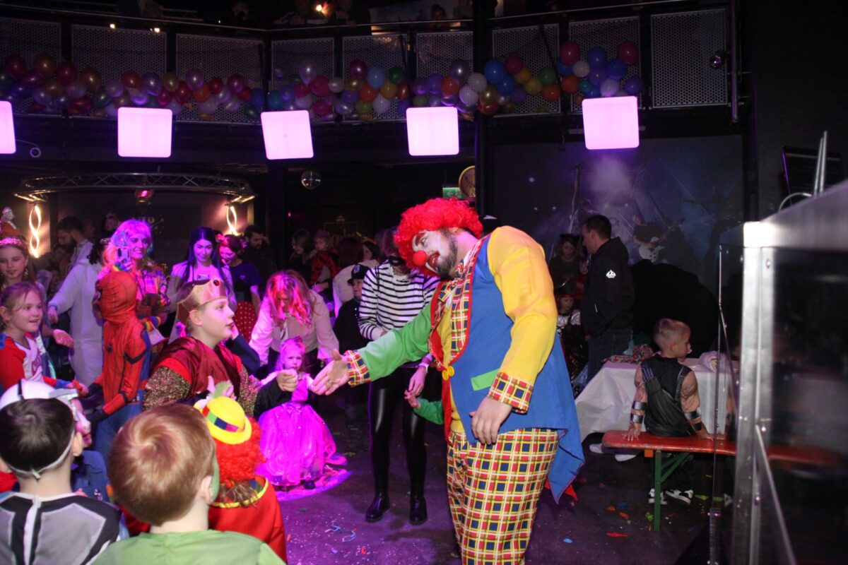 Glänzende Augen und roten Wangen beim Kinderfasching der Narrhalla Weiden