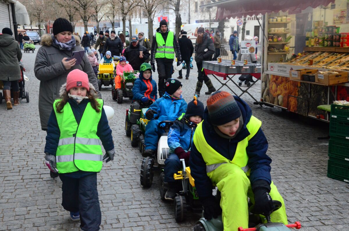 150 Kinder rollen beim Bauernprotest auf ihren Tretbulldogs durch die Weidener Fußgängerzone