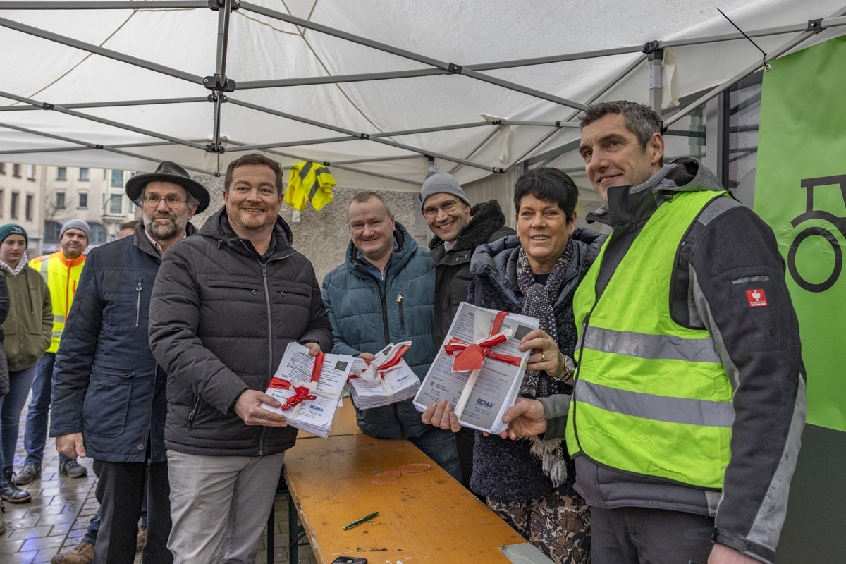 Bauern geben MdB Uli Grötsch 6000 Unterschriften mit auf den Weg nach Berlin