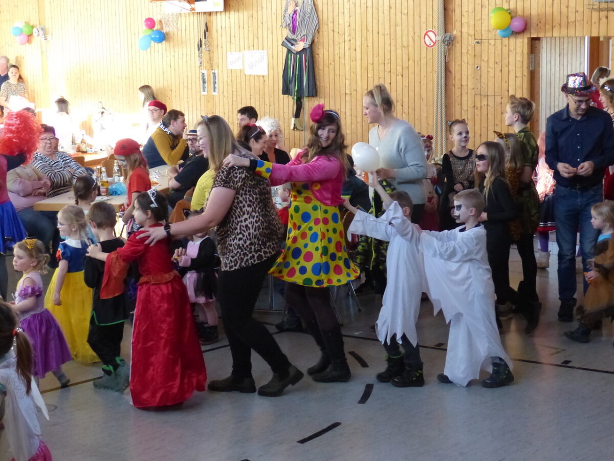 Von Polonaise bis zur Papierschlacht: Kinderfasching Leuchtenberg ein voller Erfolg