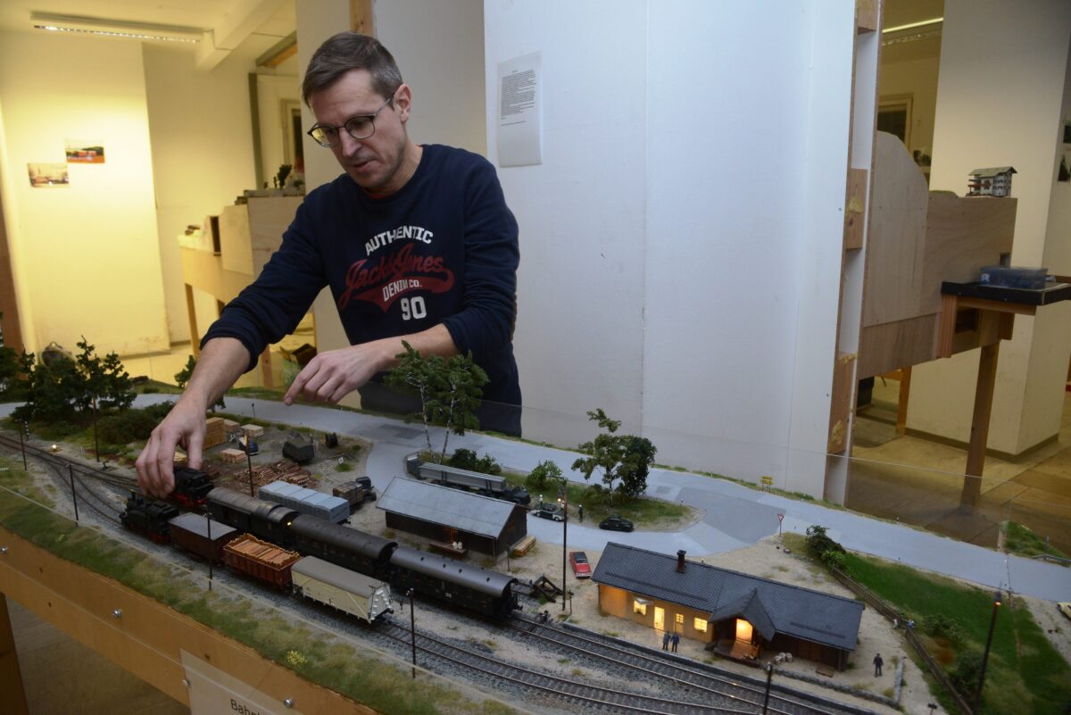 Thomas Sax‘ detailreiche Miniaturwelt: Eine Zeitreise durch Modellbahnkunst
