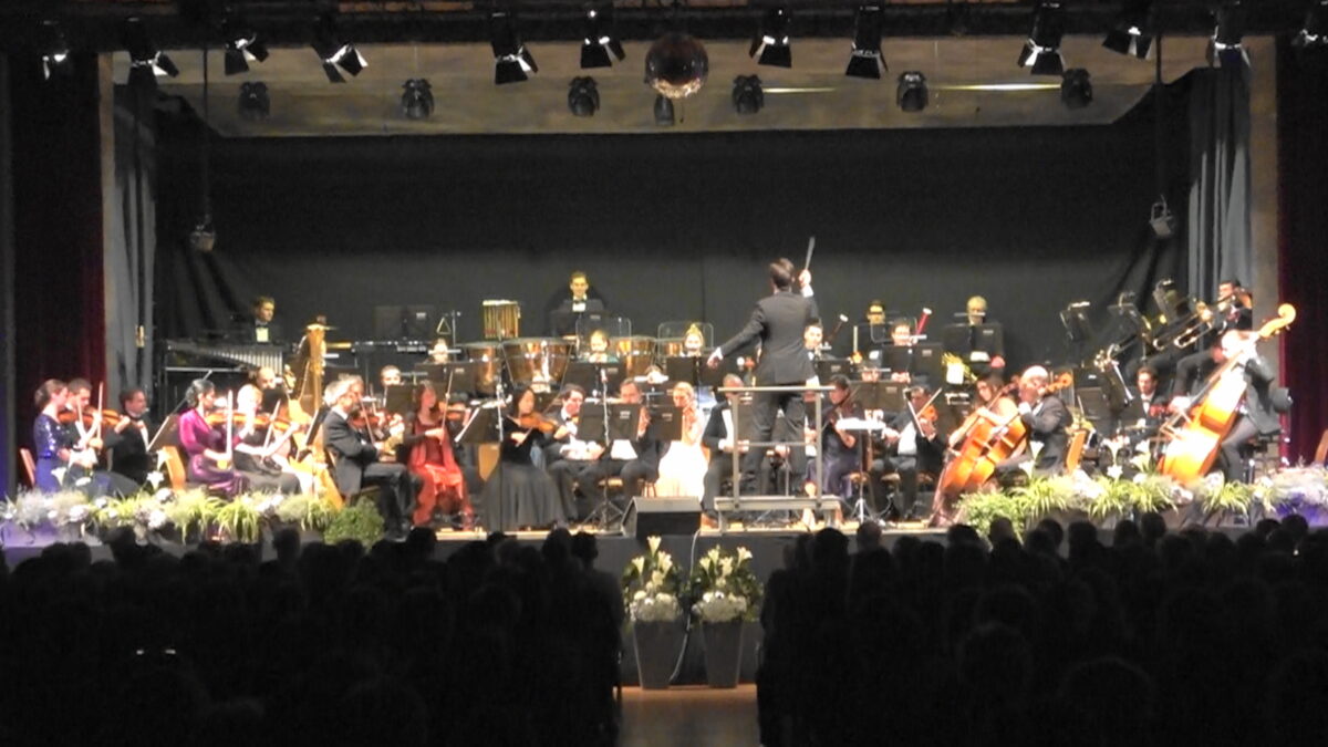 Neujahrskonzert: Hofer Symphoniker begeistern 500 Zuschauer in Tirschenreuth