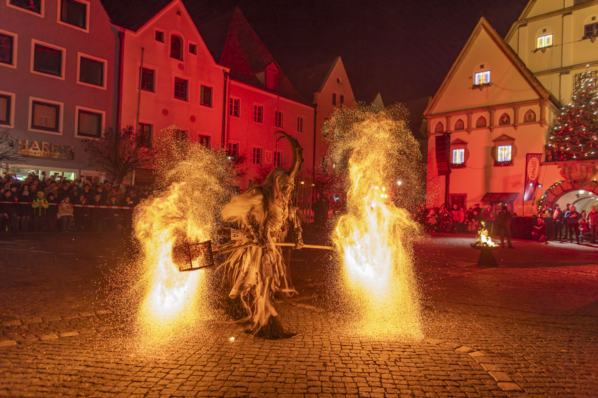 Bildergalerie und Video: Der Rauhnachtslauf 2024 in Weiden war ein schauriges Spektakel