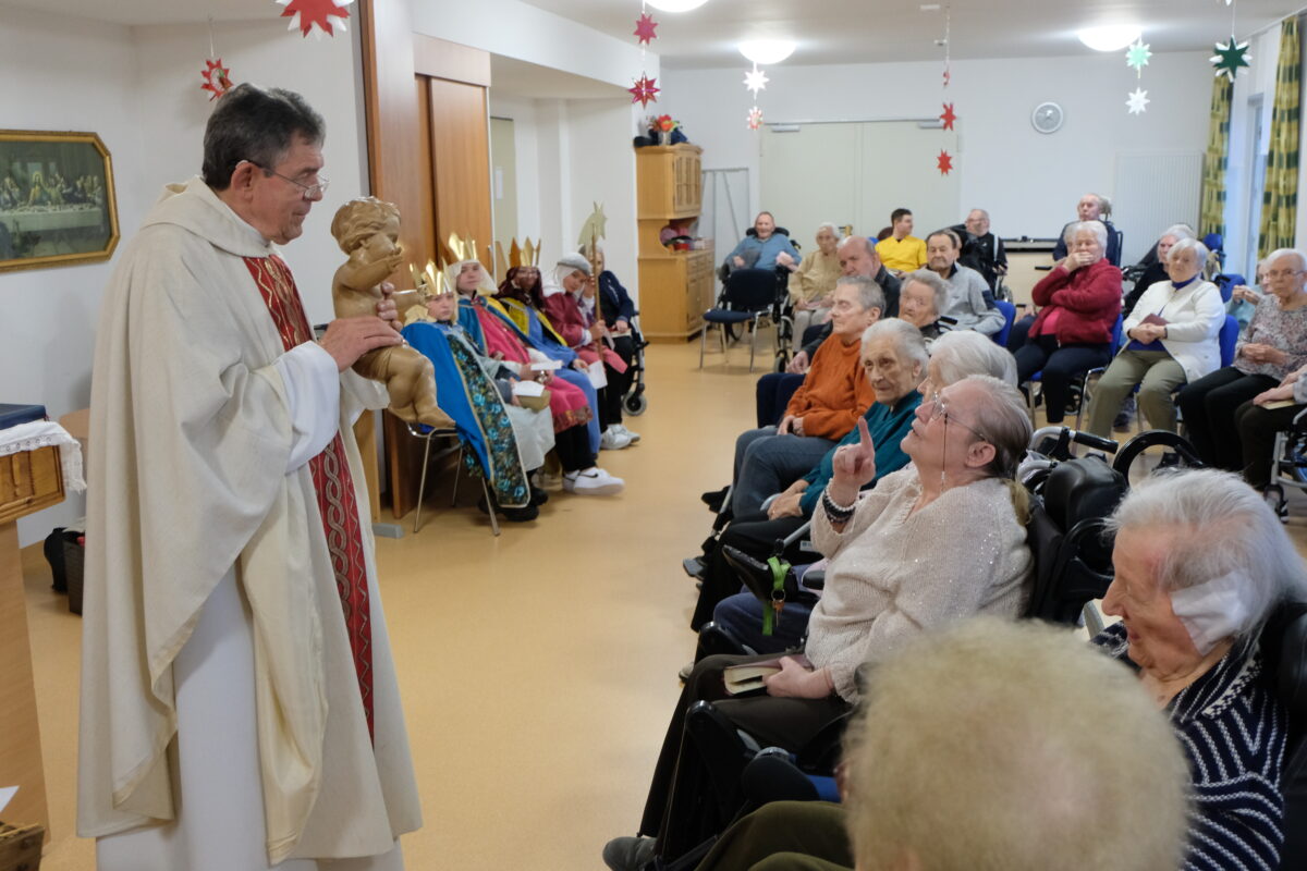 Weihnachts-Gottesdienst mit Sternsinger im Flosser Seniorenheim