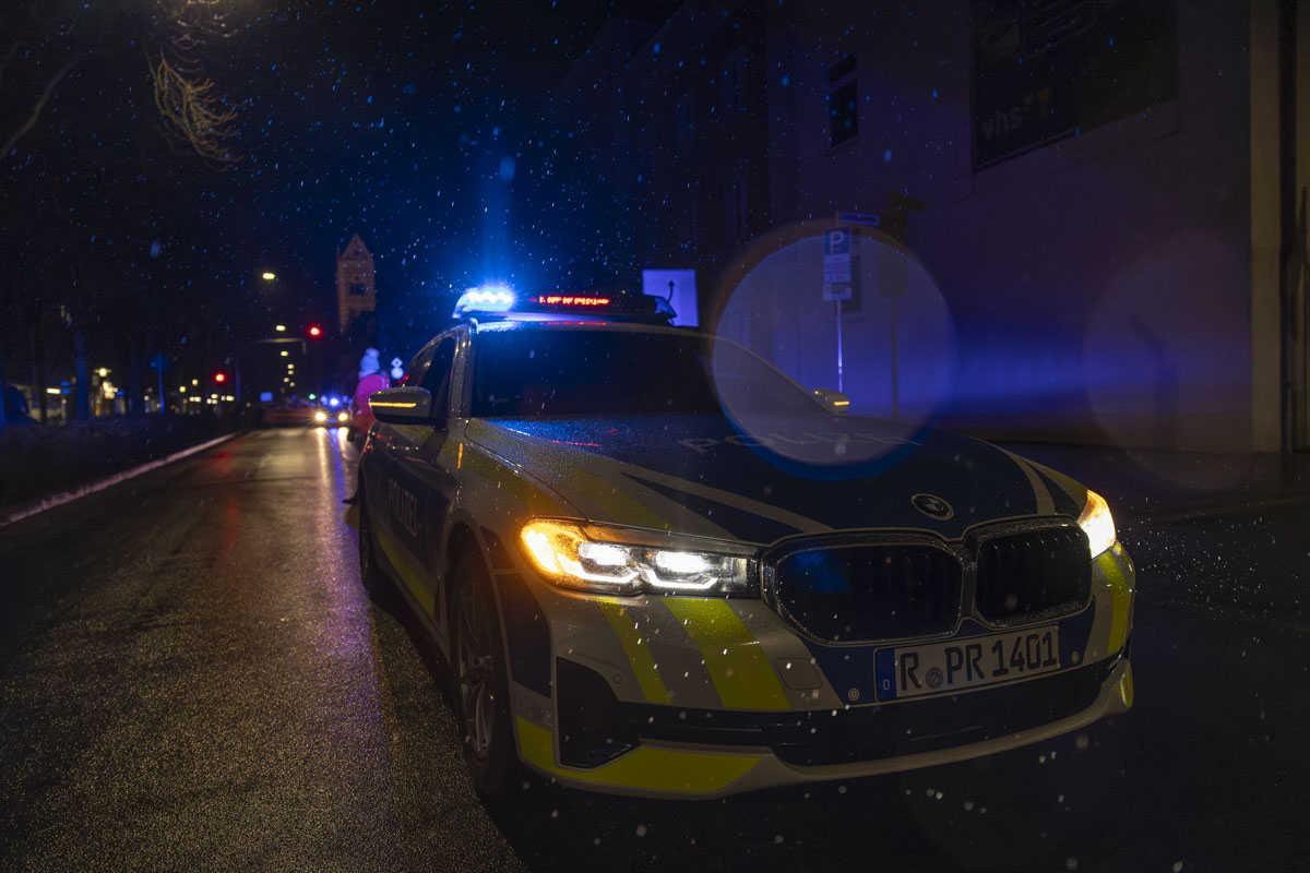 Alkoholisiert und aggressiv: Polizei Weiden holt 23-Jährigen in Handfesseln aus Disco
