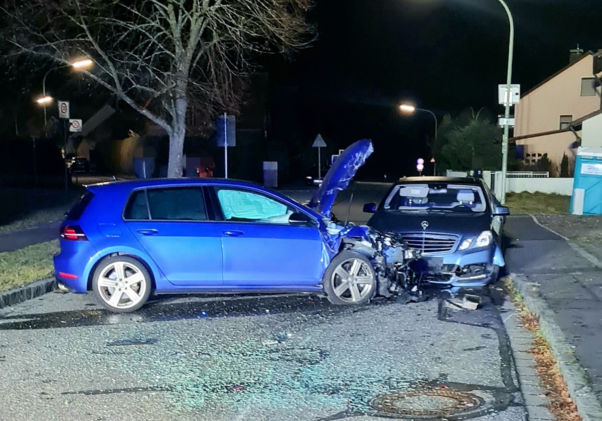 Einsatz für die Feuerwehr Mantel: zwei Verkehrsunfälle kurz nach Mitternacht