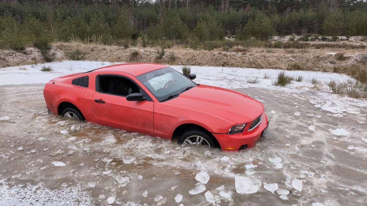 Ford Mustang bricht in Eis ein – Totalschaden