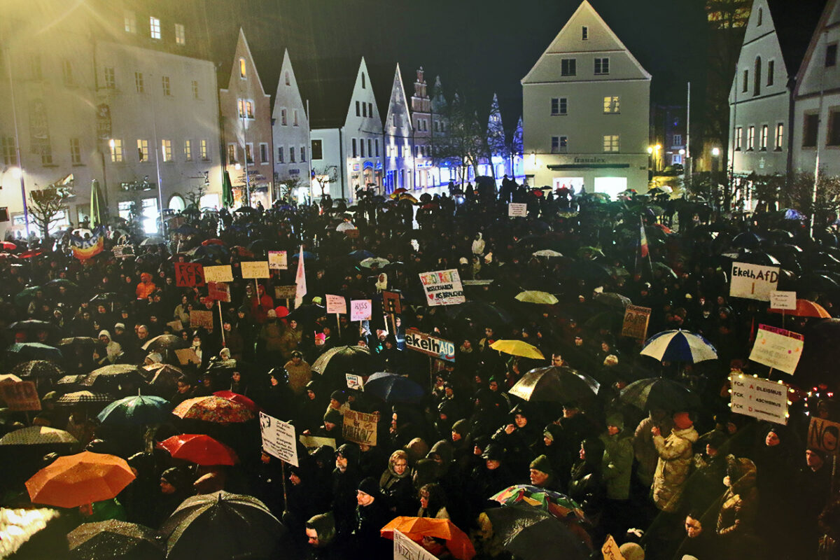 [Aktualisiert] Protest gegen Deportationsfantasien: 3000 Weidener trotzen Wind und Wetter