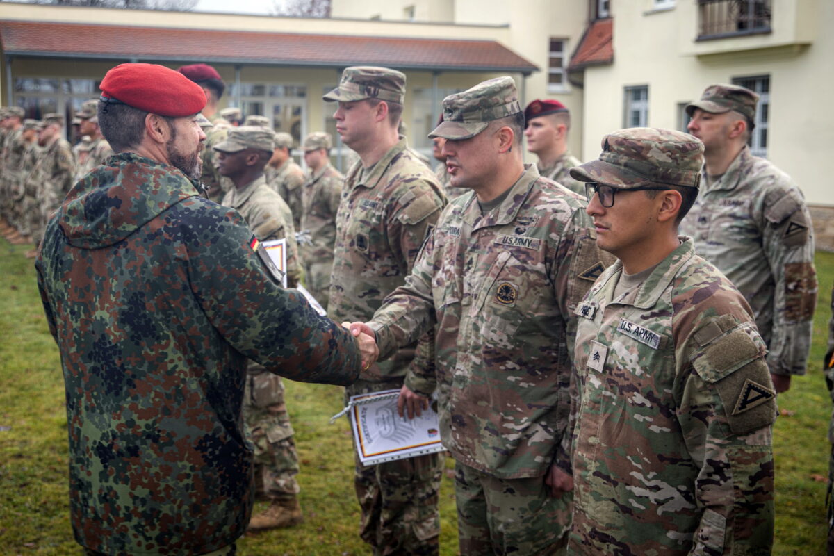 Schützenschnüre und Leistungsabzeichen für erfolgreiche US-Soldaten