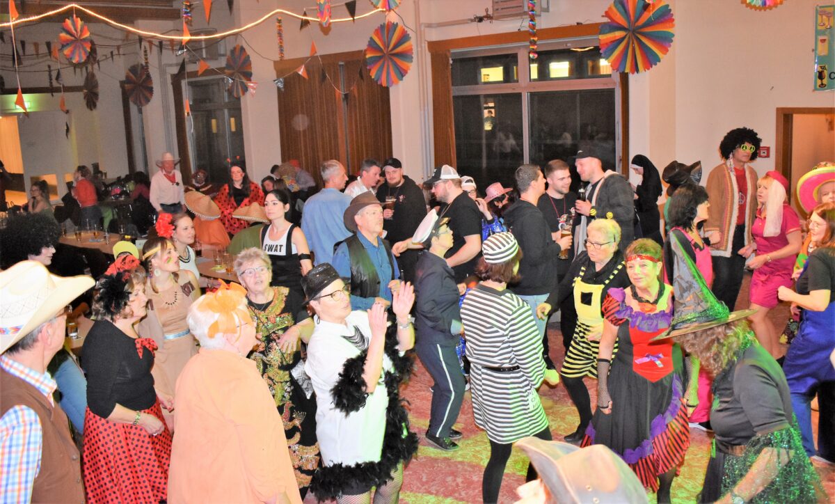 Clowns und tanzende Erdbeeren beim Kolpingball in Grafenwöhr