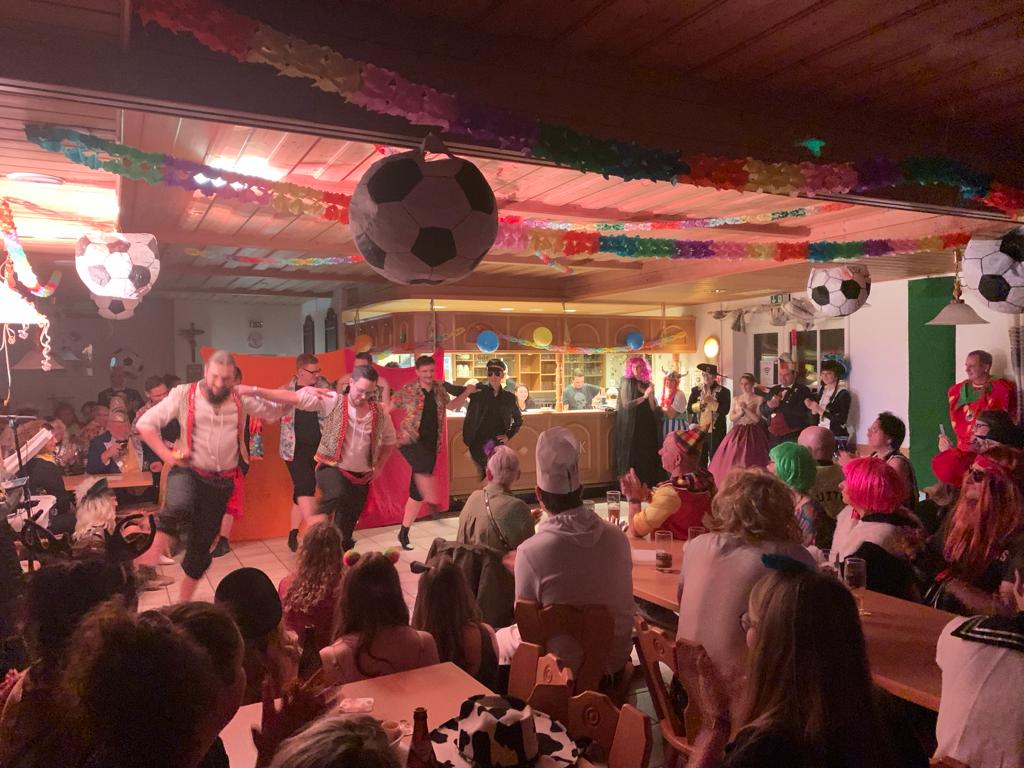 Polonaise statt Viererkette: Volles Haus bei DJK-Fasching