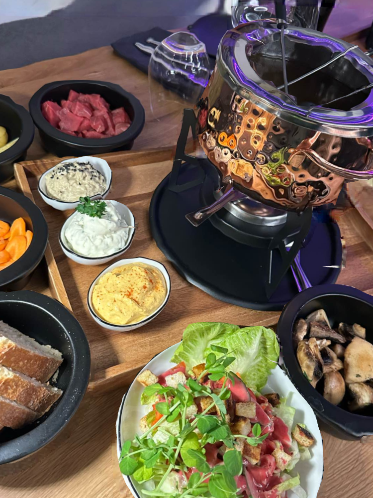 „Das Louis“ lockt mit Käse- und Fleischfondue