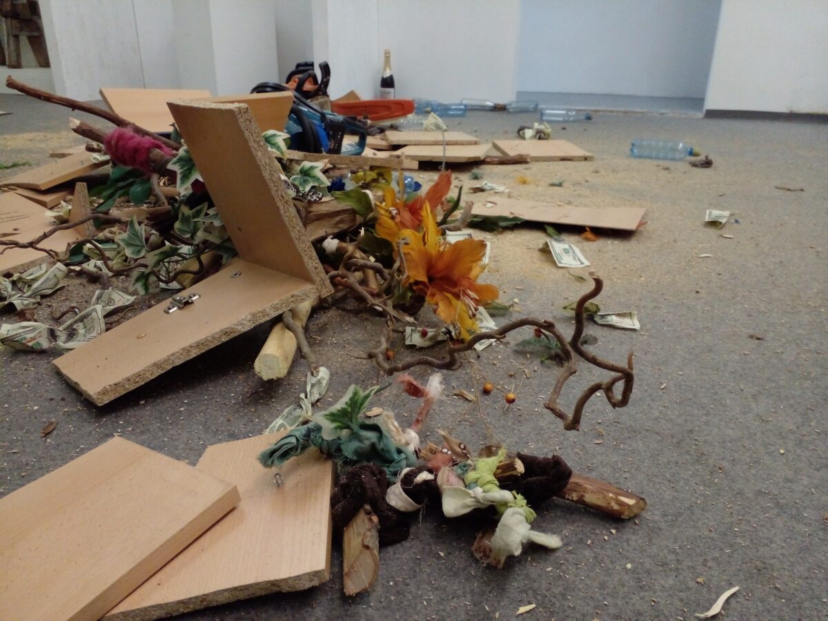 Kettensägen-Performance im Kunstverein
