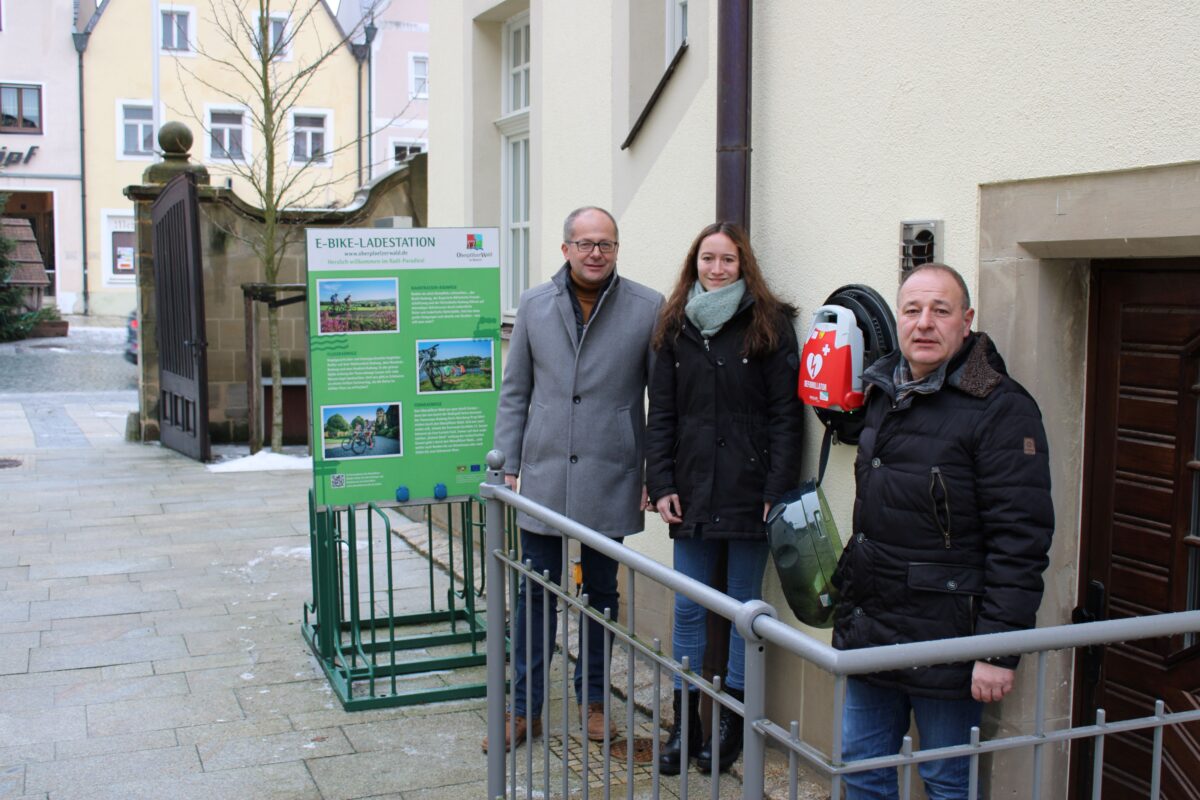 Neuer öffentlicher Defibrillator am Rathaus Kemnath installiert