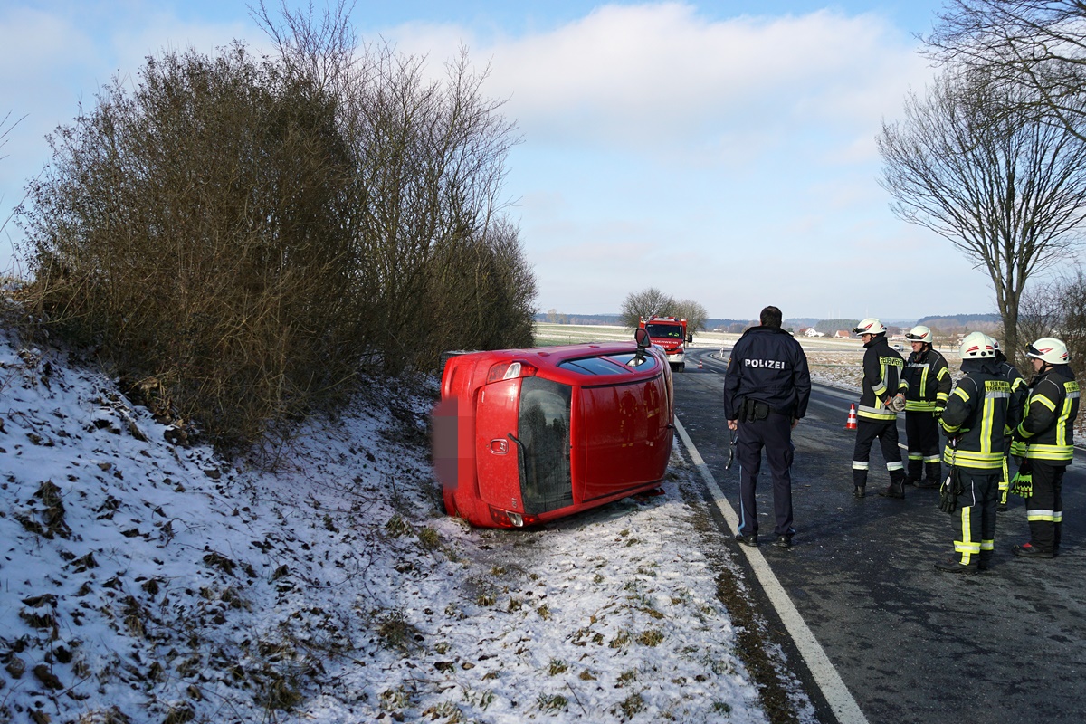Von der Staatsstraße abgekommen und überschlagen